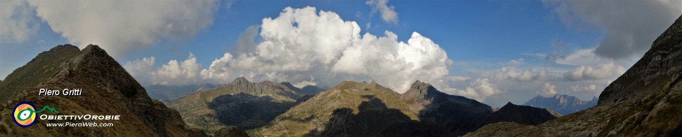 94 Panoramica dal Passo del Tonale (2281 m) verso rrgioner dei Laghi Gemelli.jpg